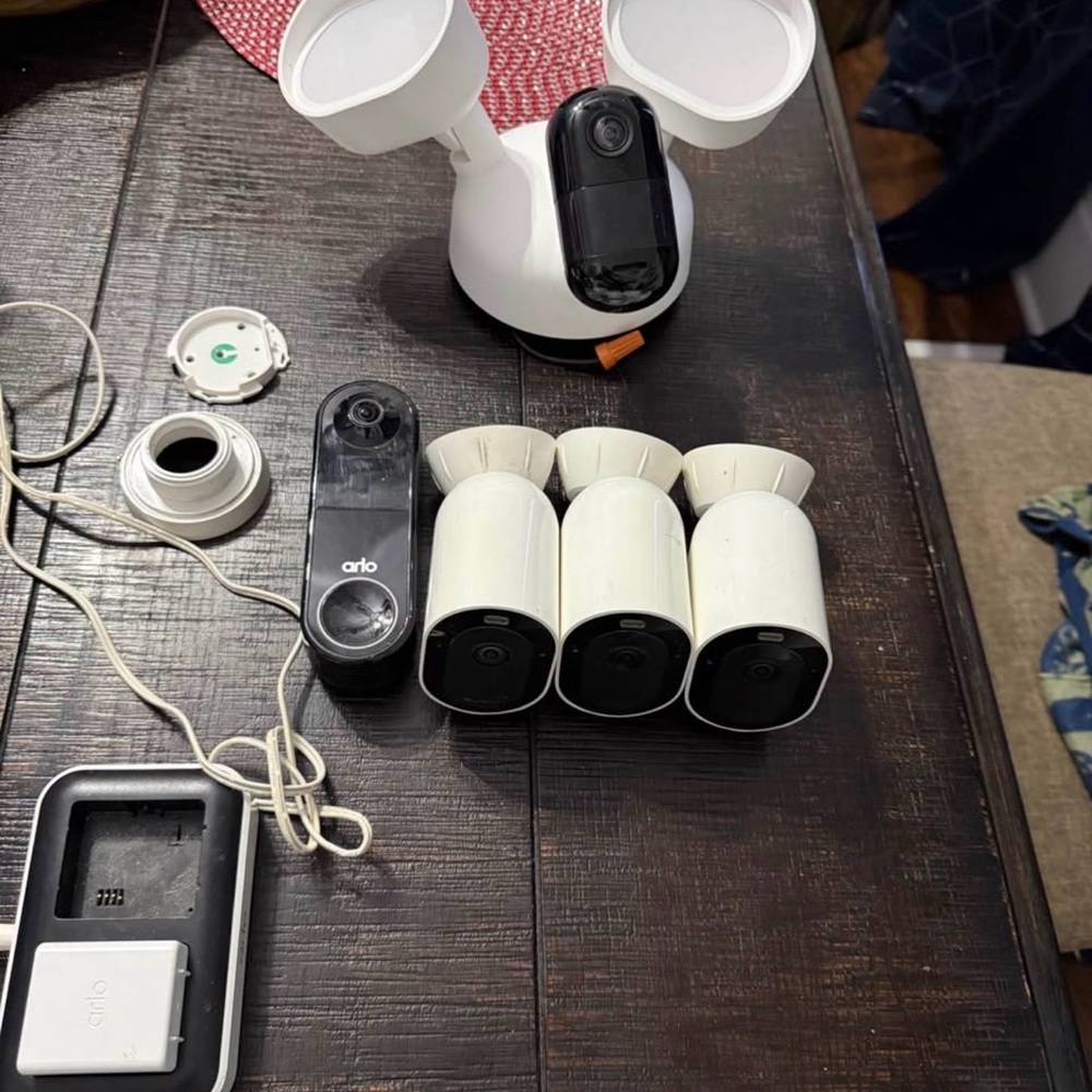 Arlo Security Camera Set with Accessories